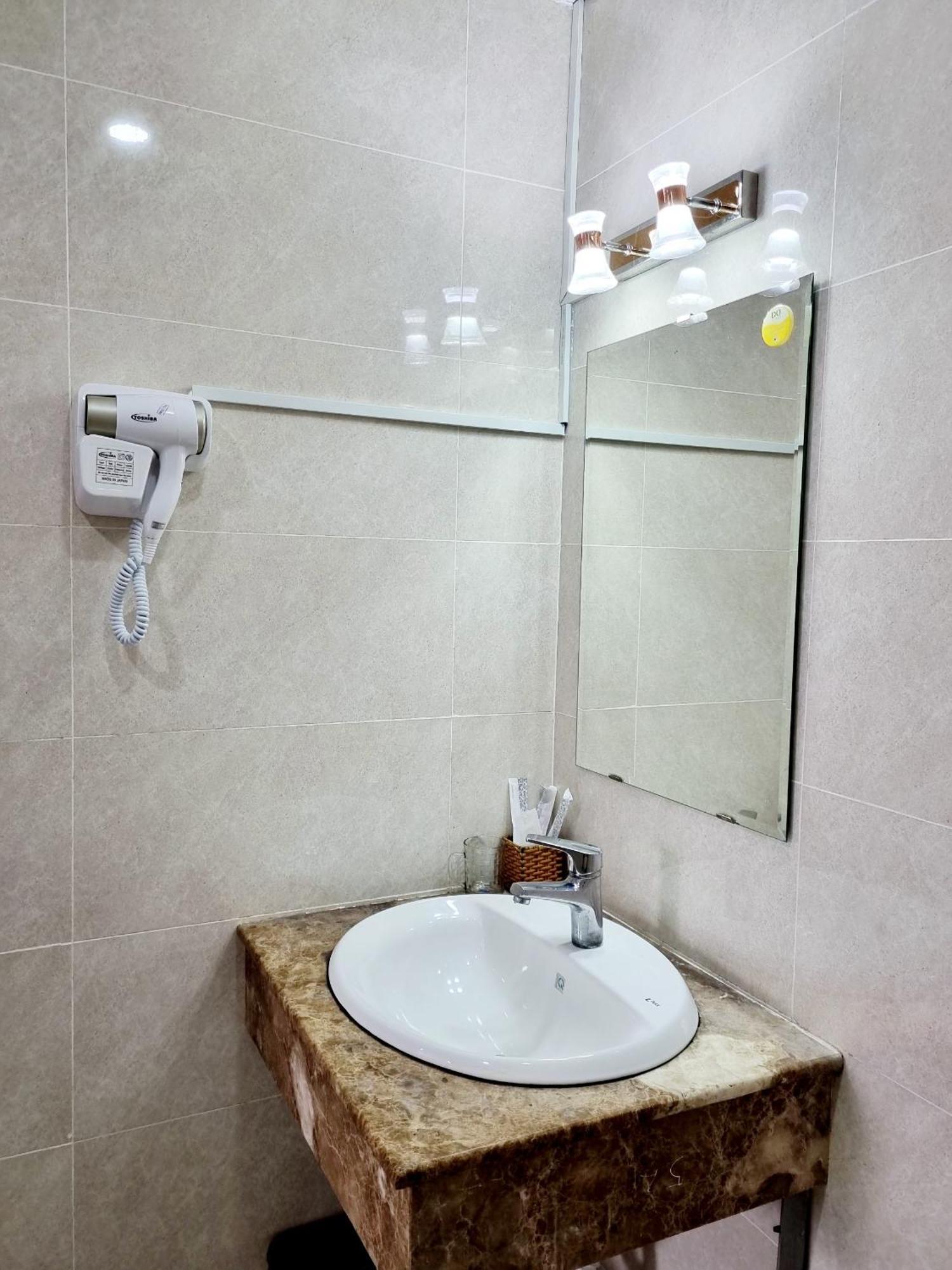 Minh Khue Hotel Vĩnh Long Esterno foto